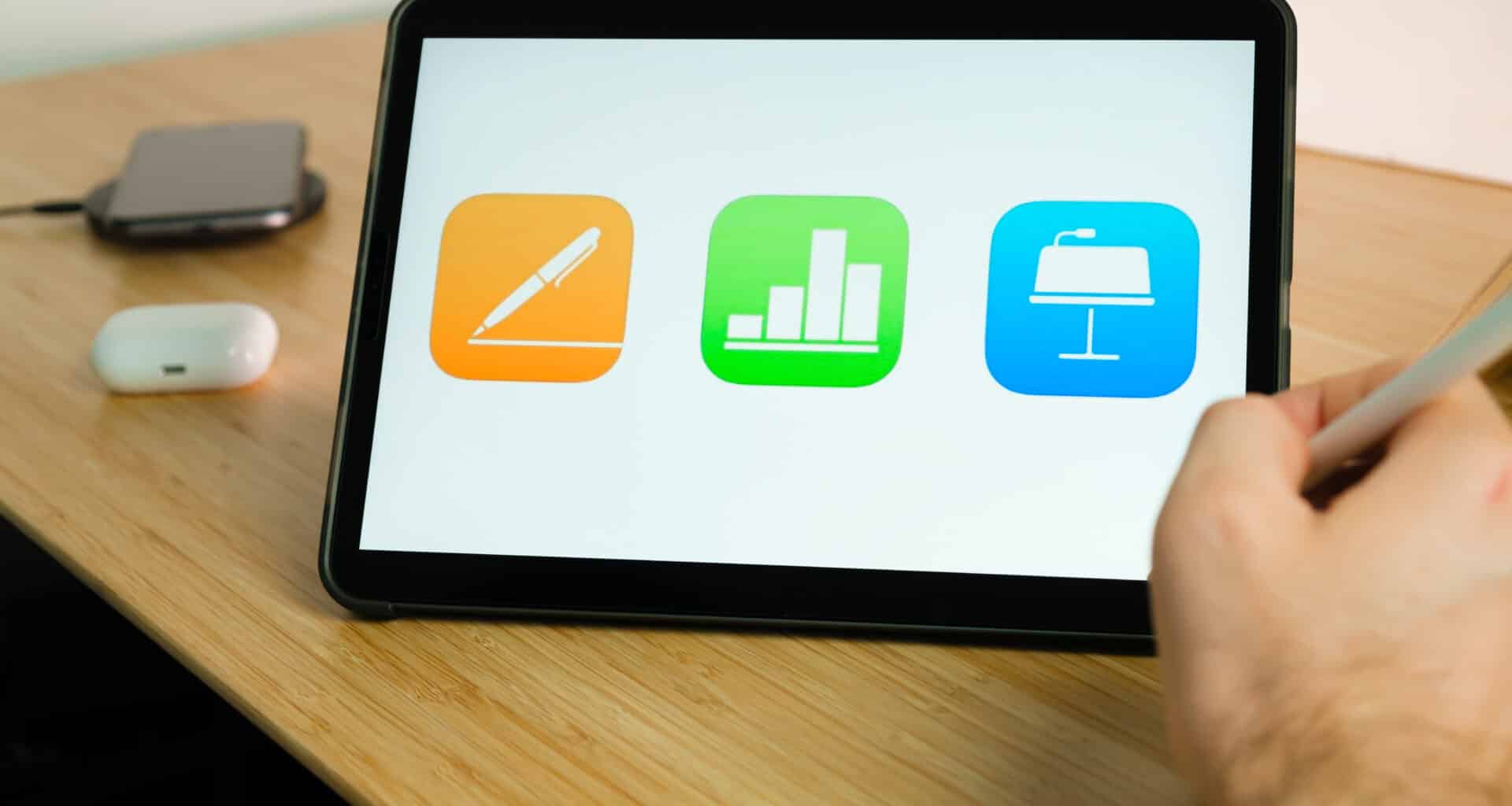 Ícones dos apps da suíte iWork (Pages, Numbers e Keynote) em um iPad