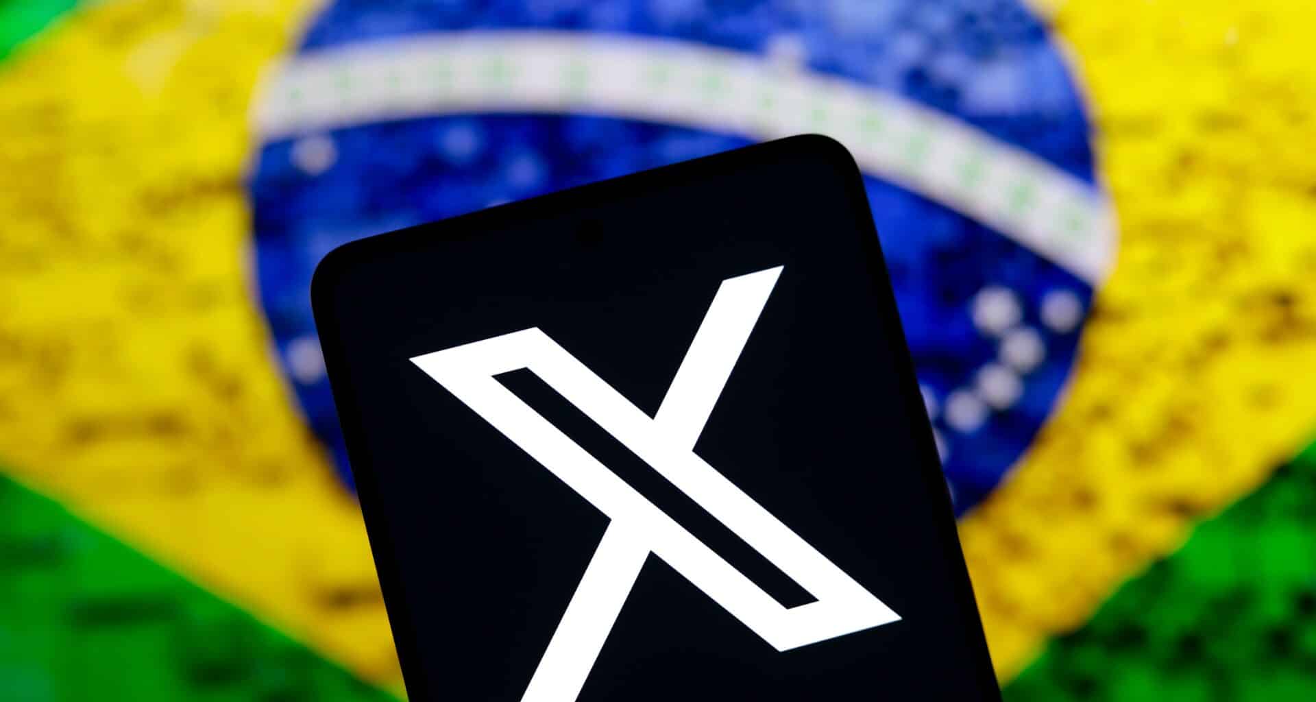 X com a bandeira do Brasil