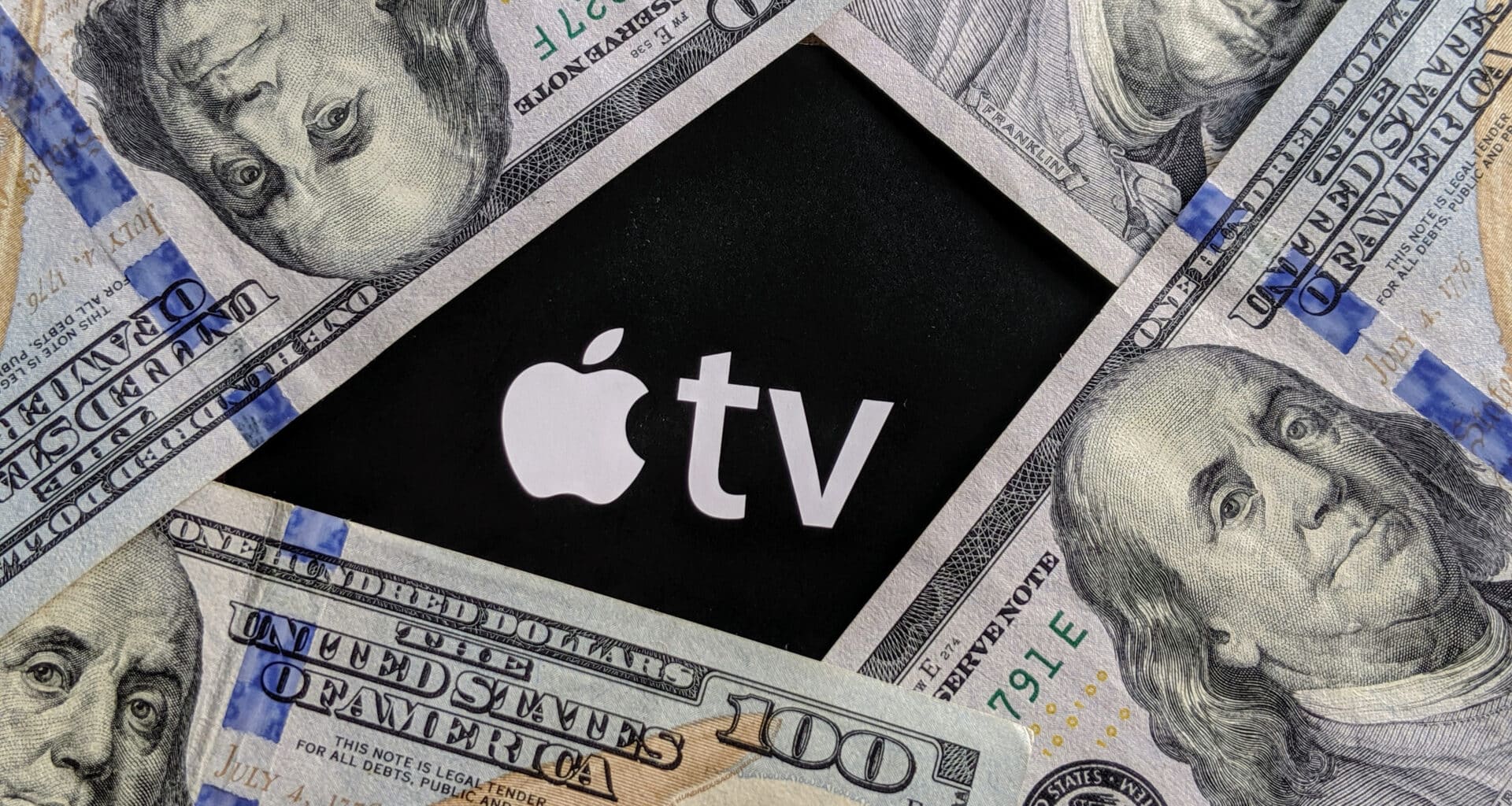 Notas de dinheiro (dólar) em torno do logo da Apple TV