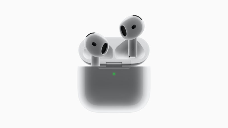 AirPods 4 saindo do estojo de recarga