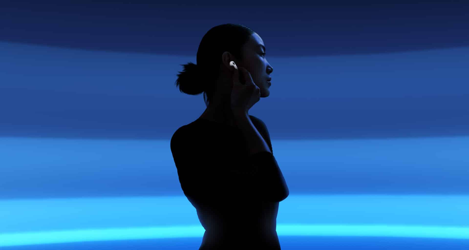 Silhueta de uma mulher usando os AirPods 4 com Cancelamento Ativo de Ruído