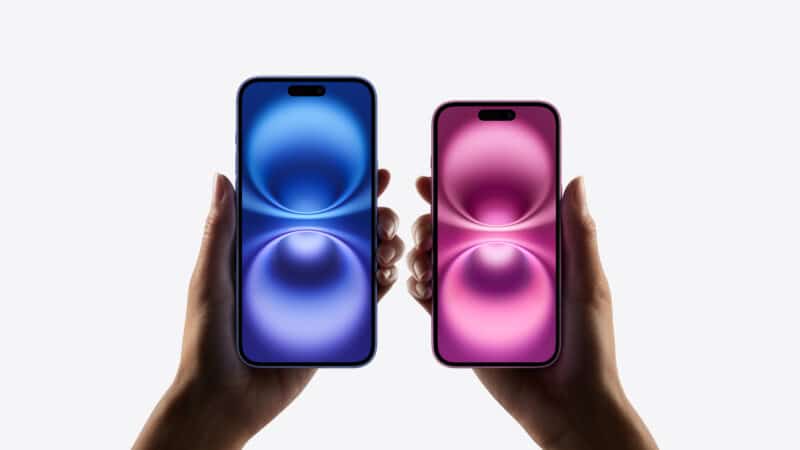 iPhone 16 Plus azul ultramarino e iPhone 16 rosa em mãos