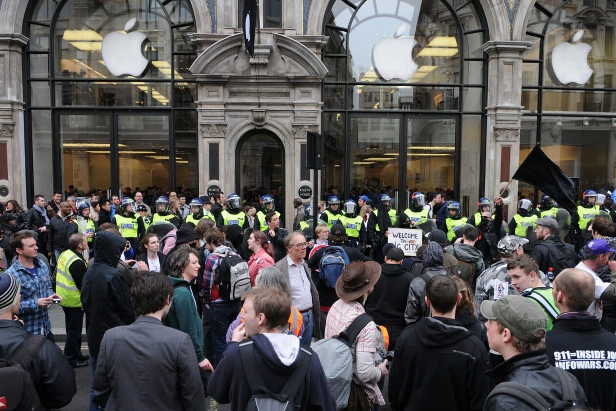 Protesto em frente a uma Apple Store