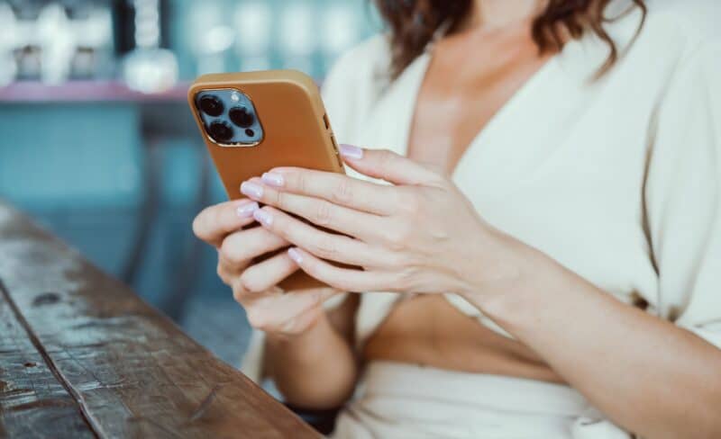Mulher usando um iPhone
