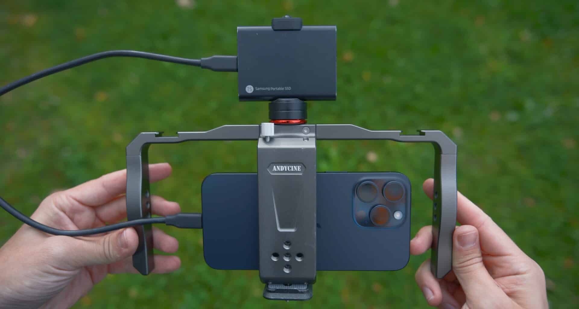 iPhone em um estabilizador conectado a um SSD externo
