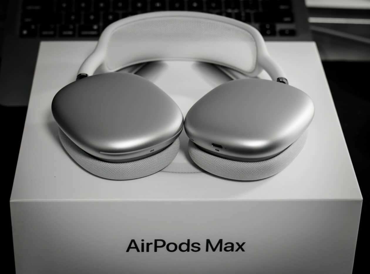 AirPods Max sobre sua caixa