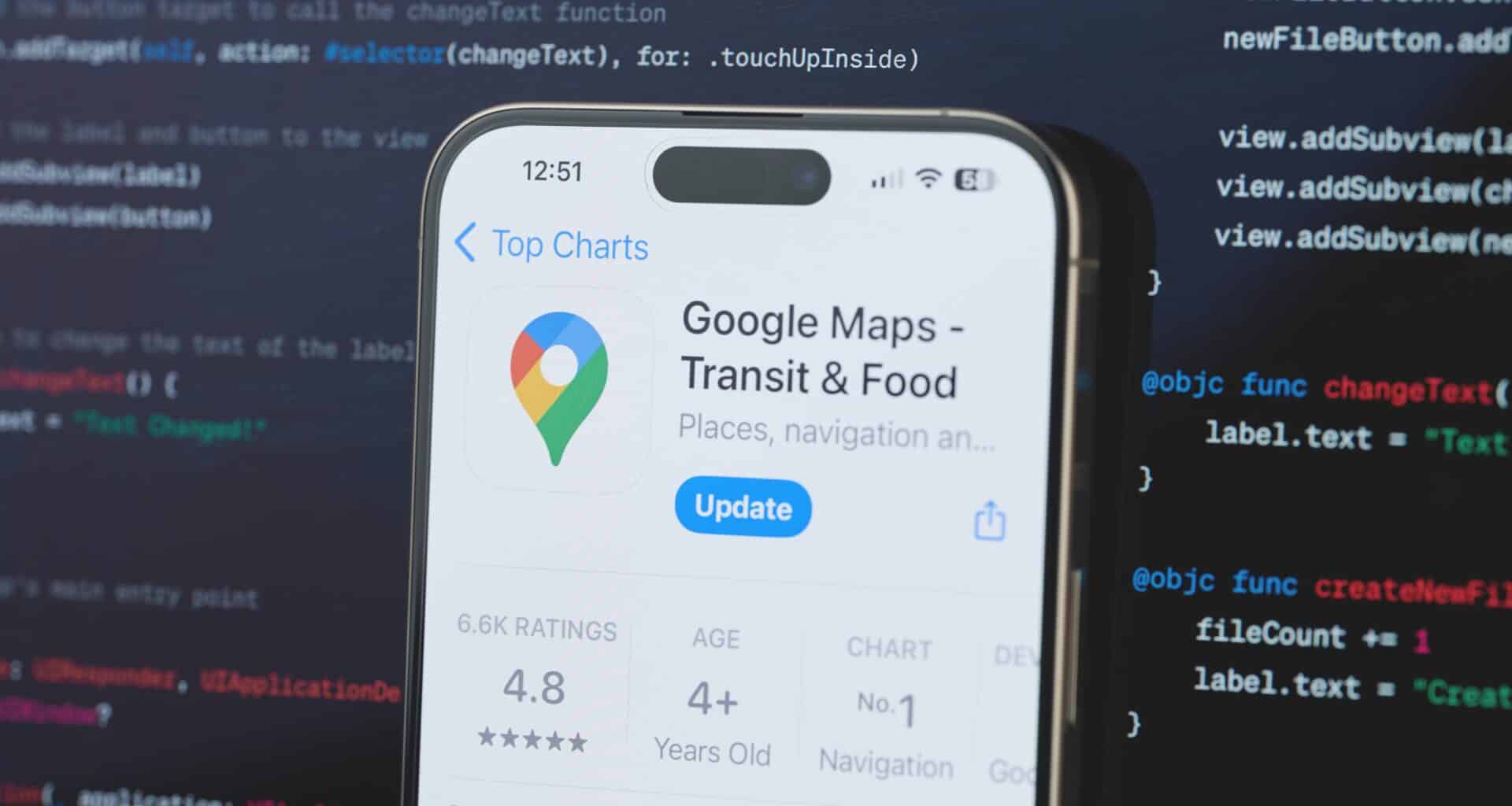 Página do Google Maps na App Store do iPhone com uma tela atrás exibindo códigos