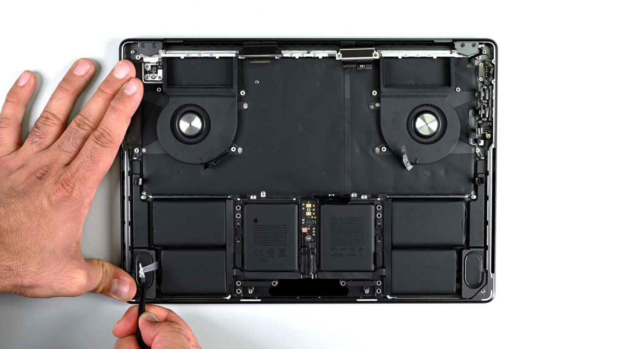 Desmonte do MacBook Pro (M4) pela iFixit