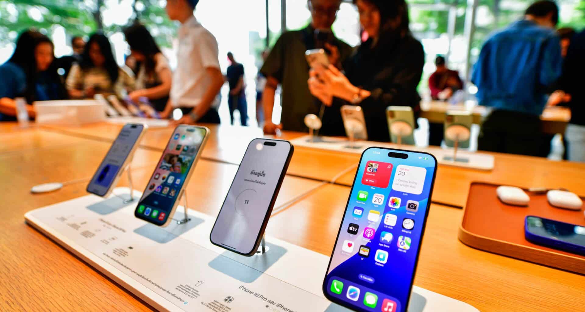 iPhones 16 expostos em Apple Store