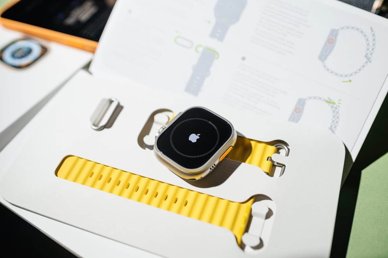 Pulseiras e Apple Watch Ultra dentro de caixa