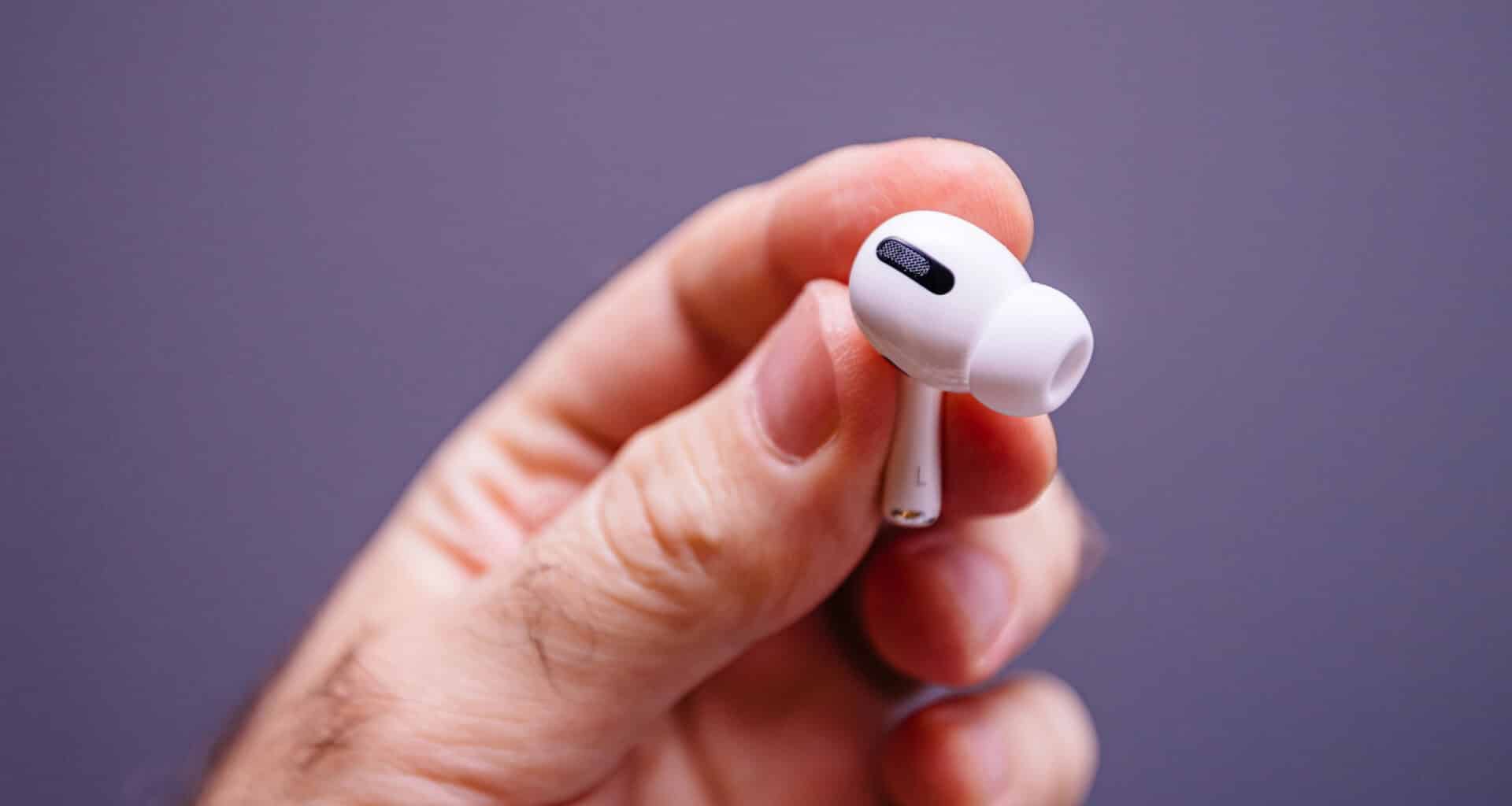 Mão segurando um AirPod Pro