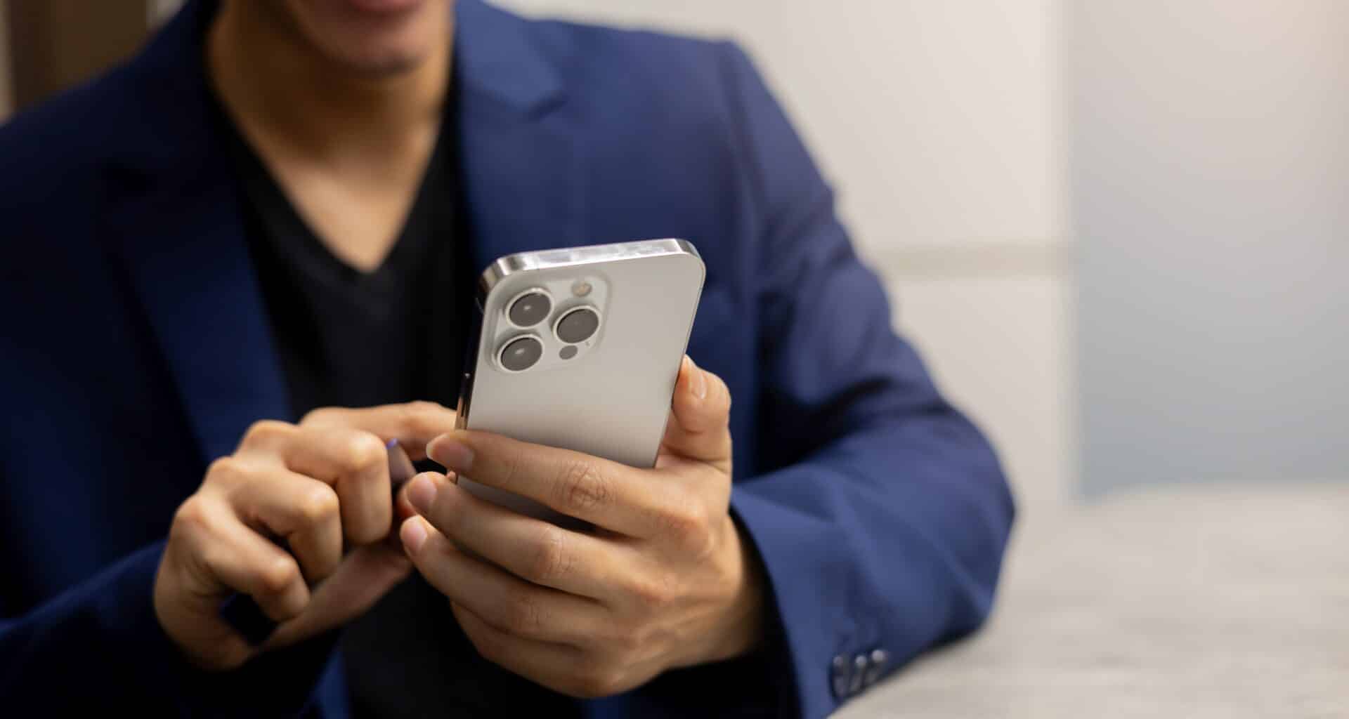 Homem usando um iPhone