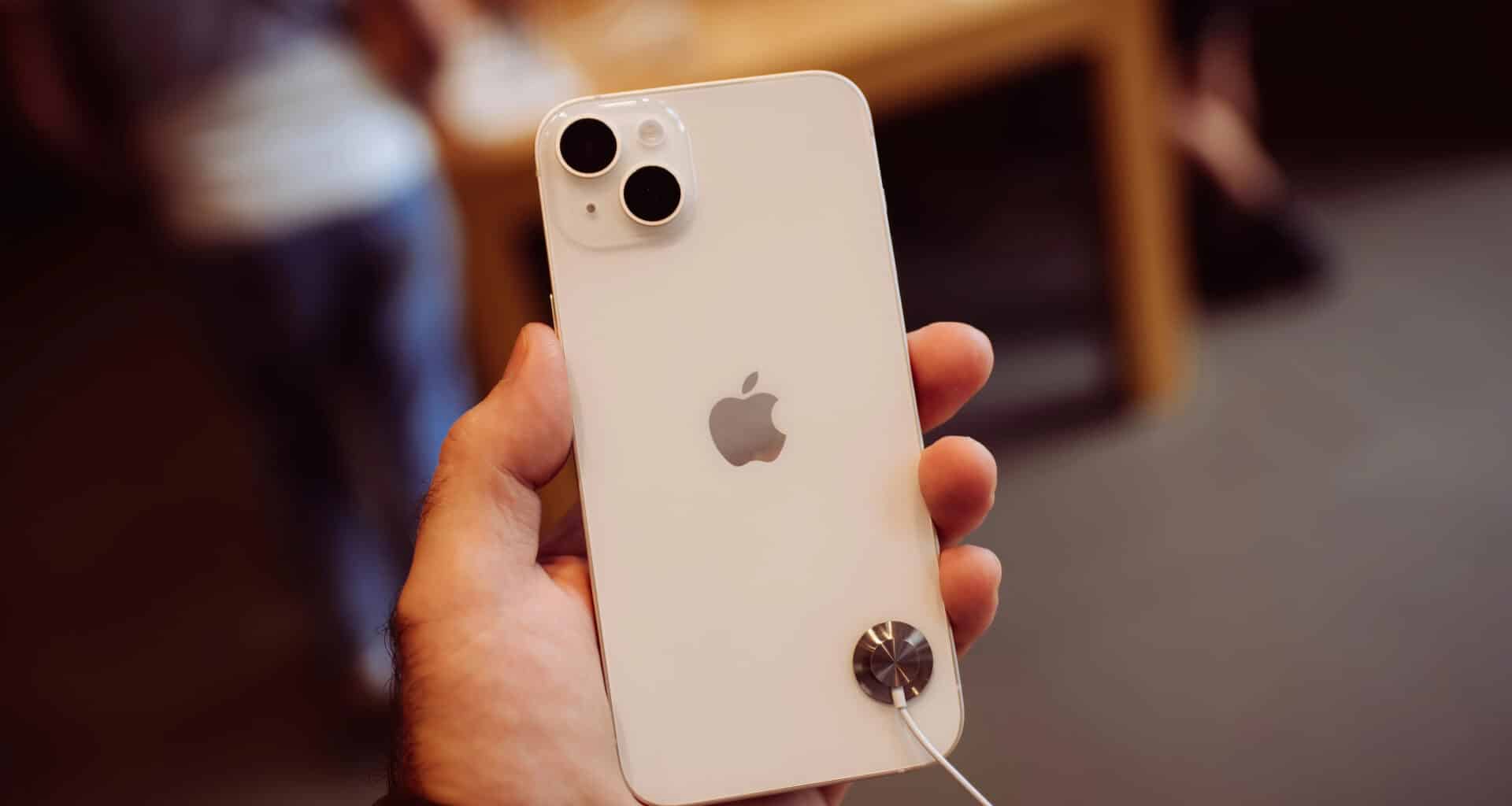 Mão masculina segurando um iPhone 14 estelar