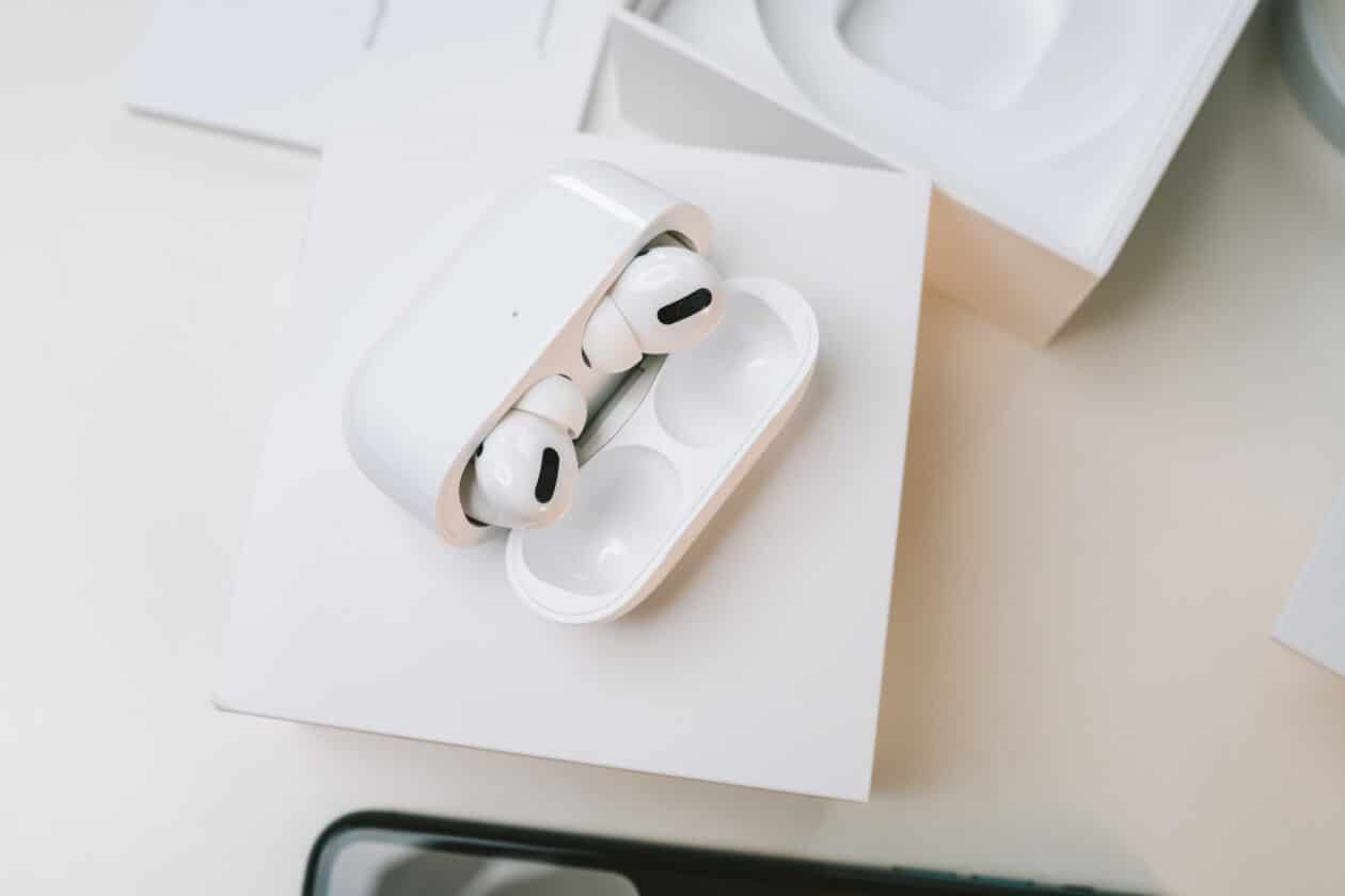 AirPods Pro 2 em cima da caixa