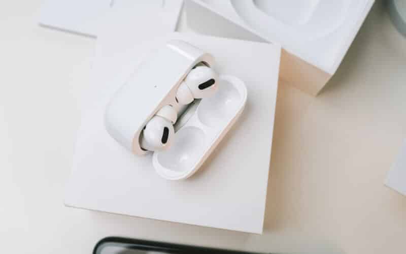 AirPods Pro 2 em cima da caixa