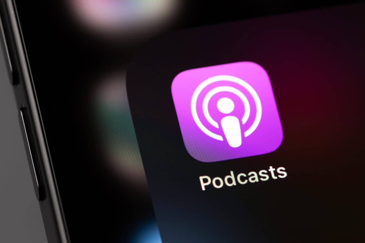 Ícone do app Podcasts em close-up num iPhone