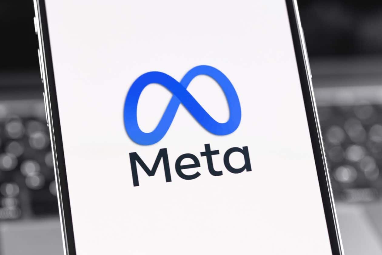 Logo da Meta na tela de um smartphone (iPhone)