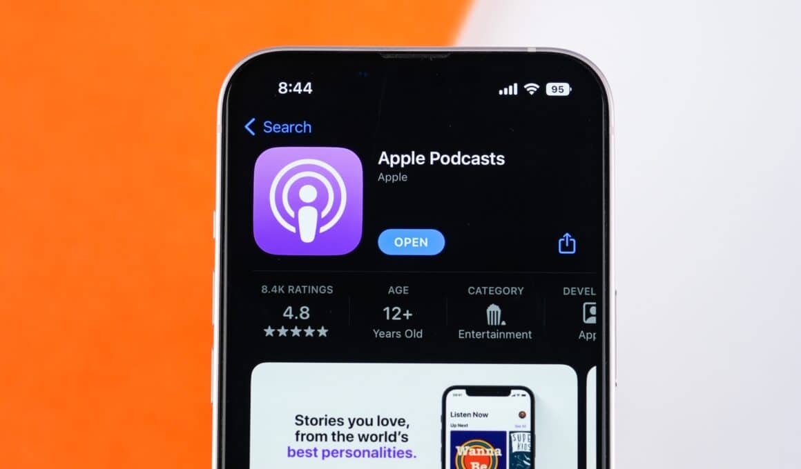 Aplicativo Podcasts (na App Store) em um iPhone