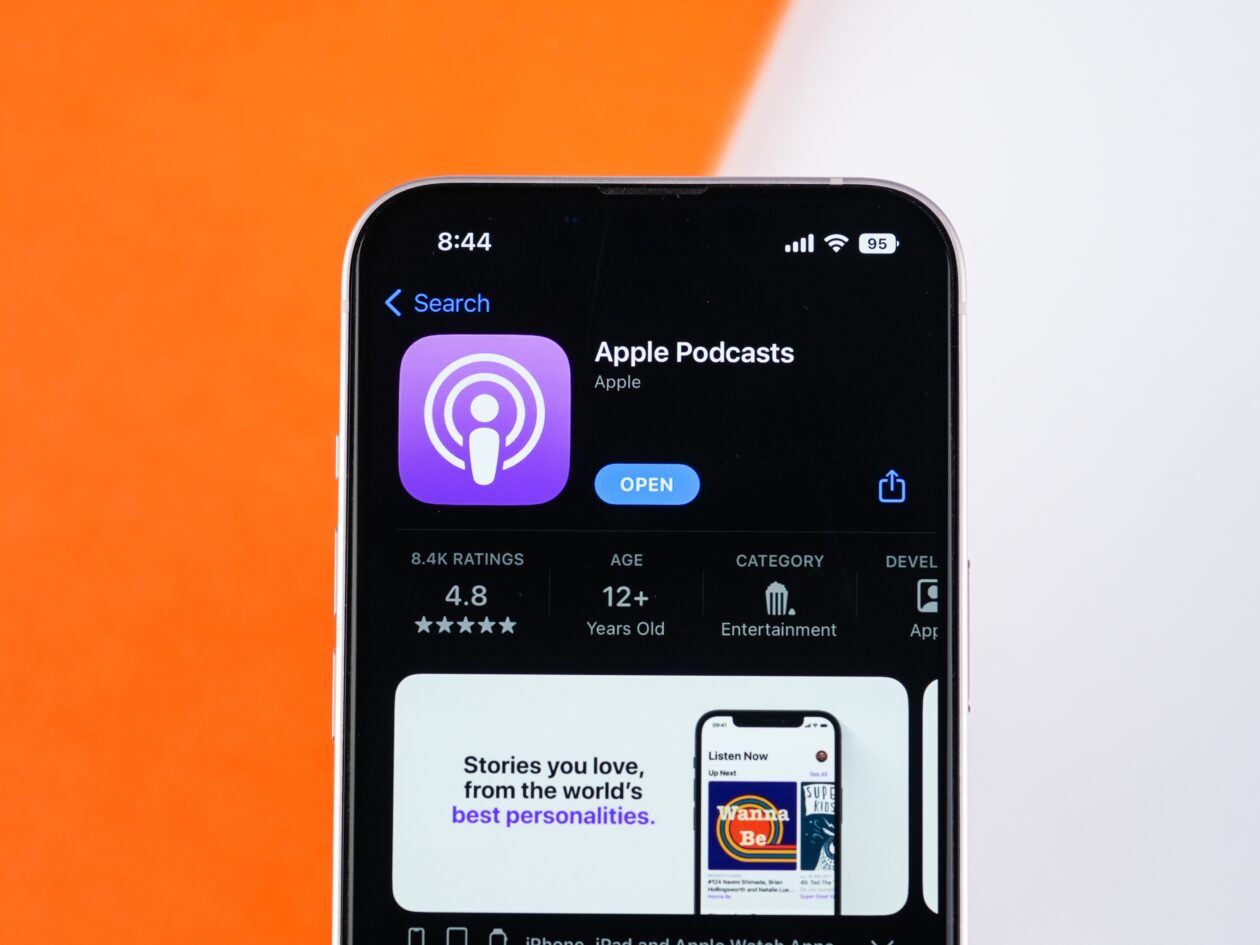 Aplicativo Podcasts (na App Store) em um iPhone