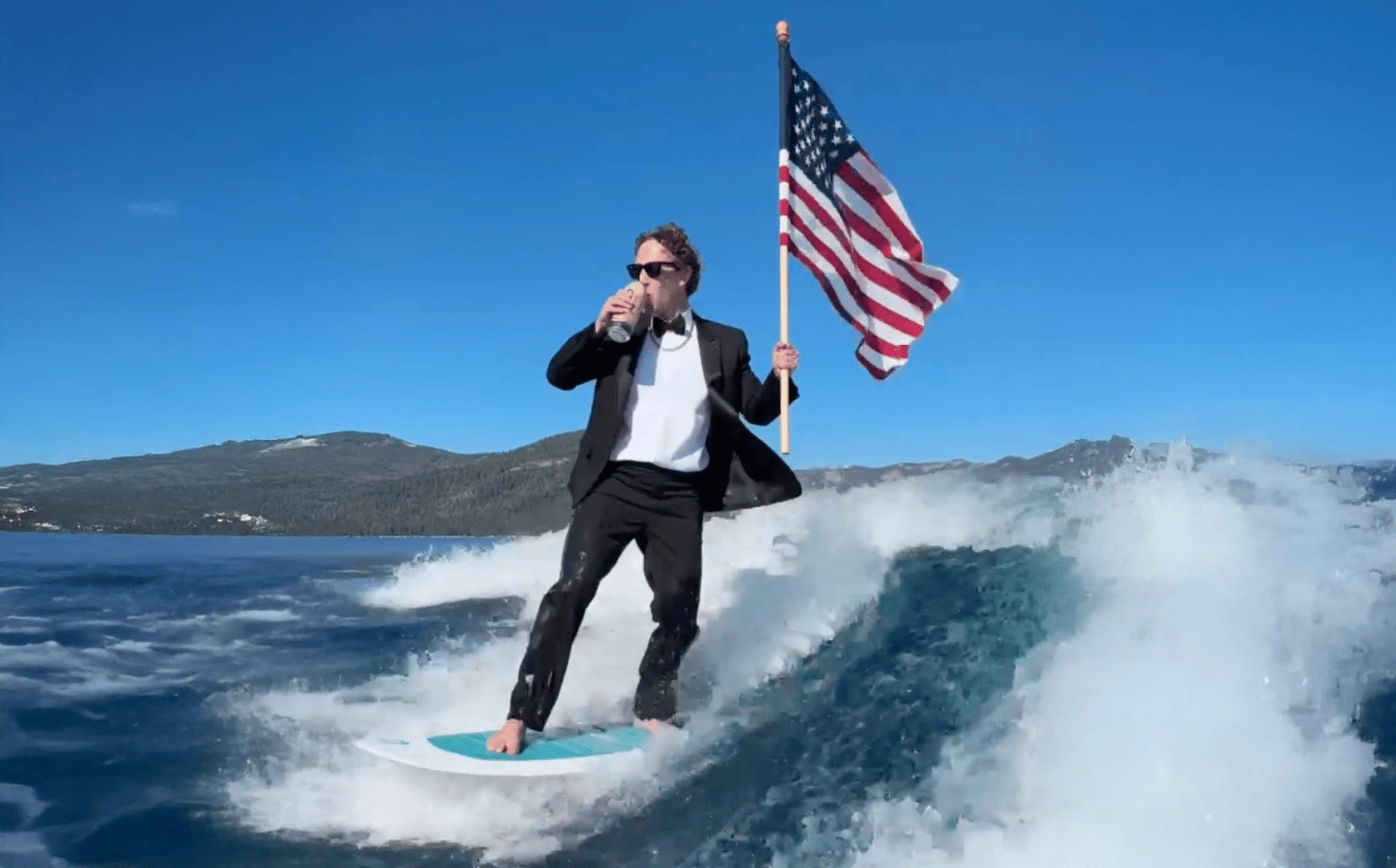 Mark Zuckerberg "surfando" tomando uma cerveja e segurando a bandeira dos EUA