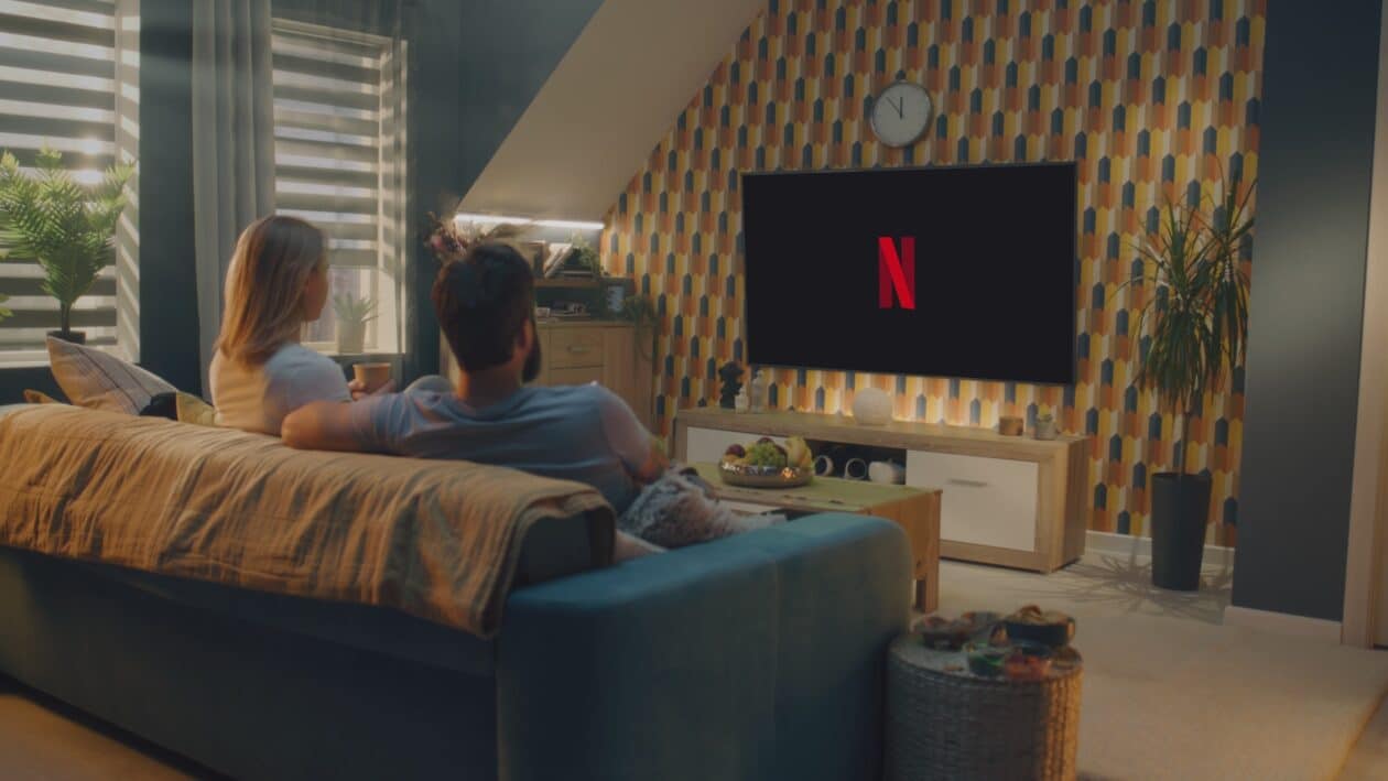 Casal assistindo a algo na Netflix