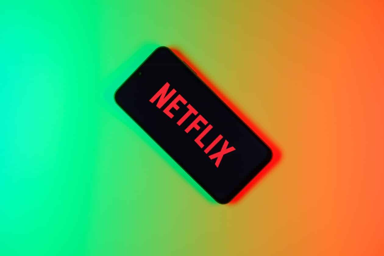 Smartphone com o logo da Netflix