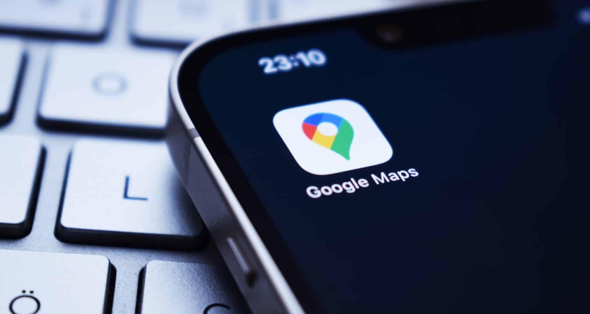 Ícone do Google Maps no iPhone em cima de um teclado