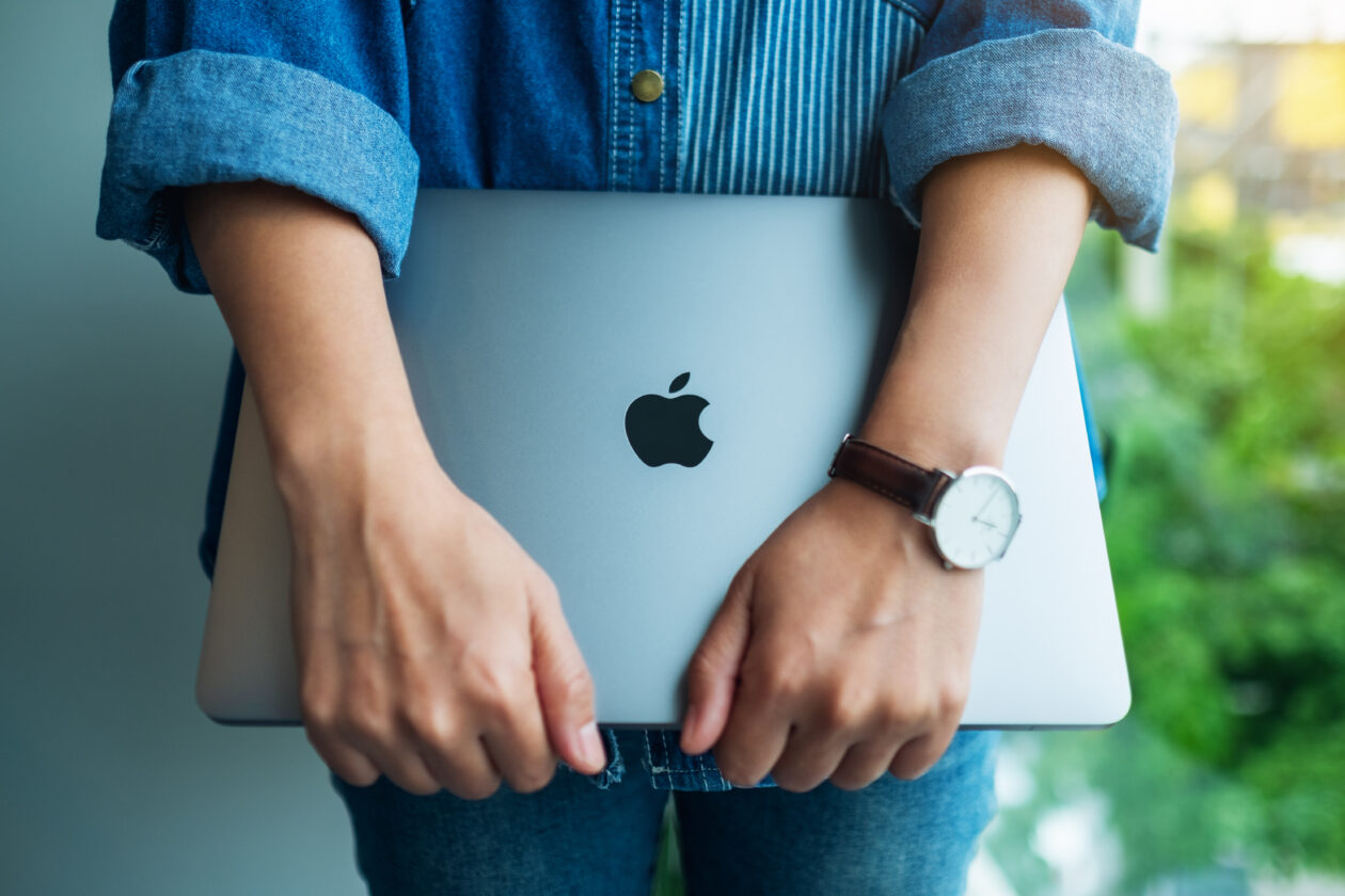 Mulher segurando um MacBook