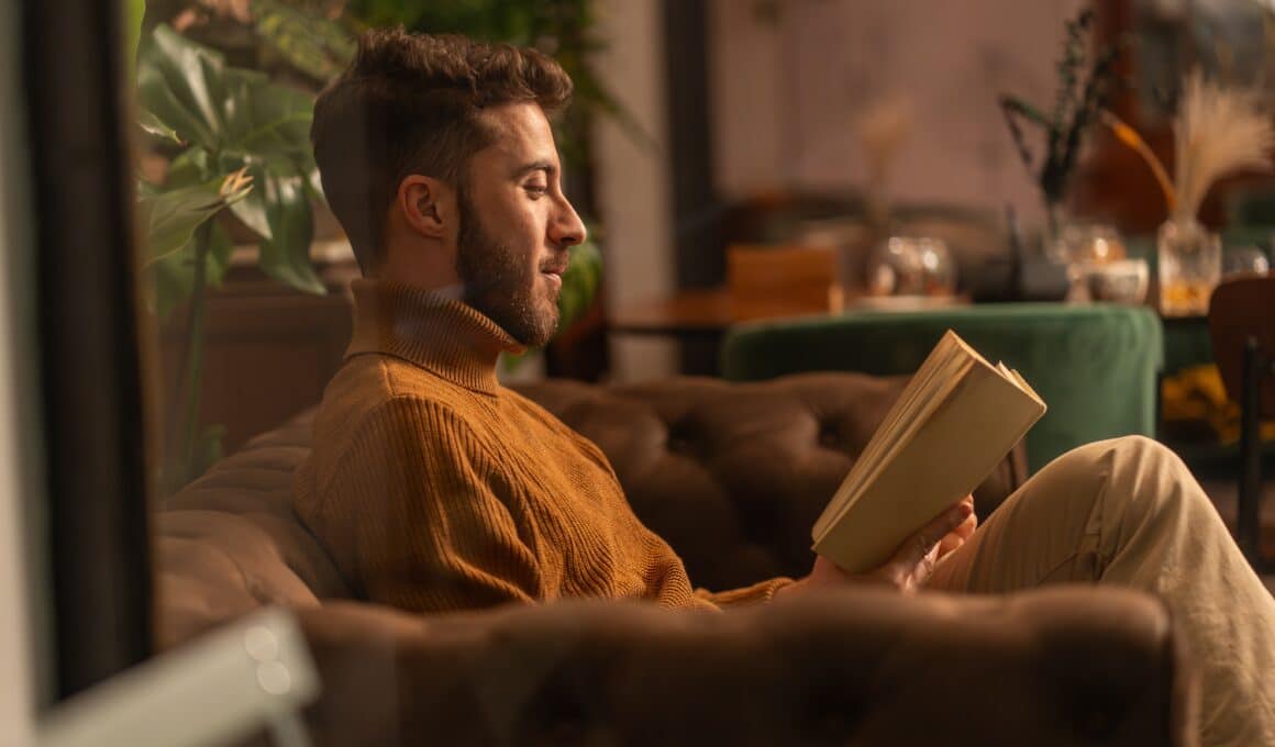 Homem lendo um livro