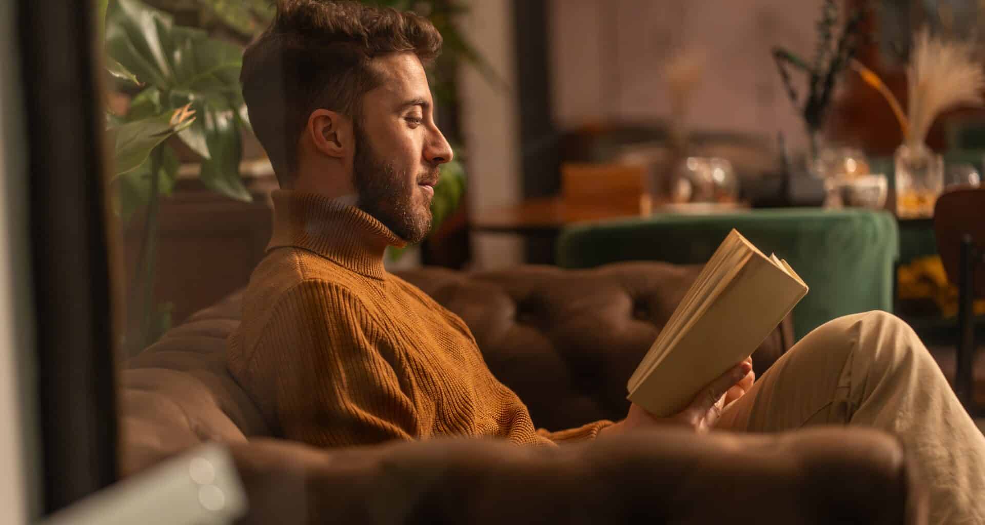 Homem lendo um livro