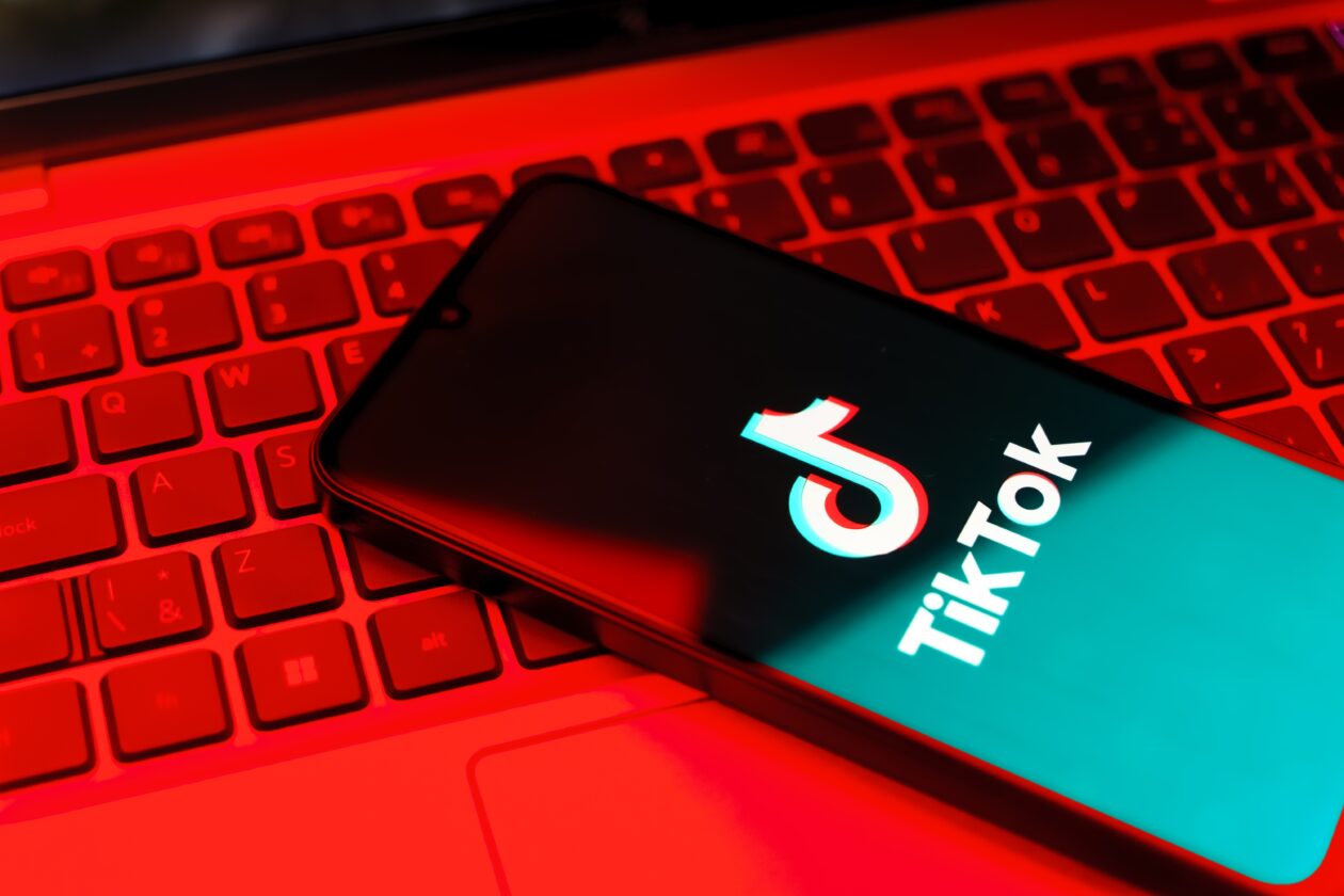 TikTok em iPhone com luz vermelha ao lado