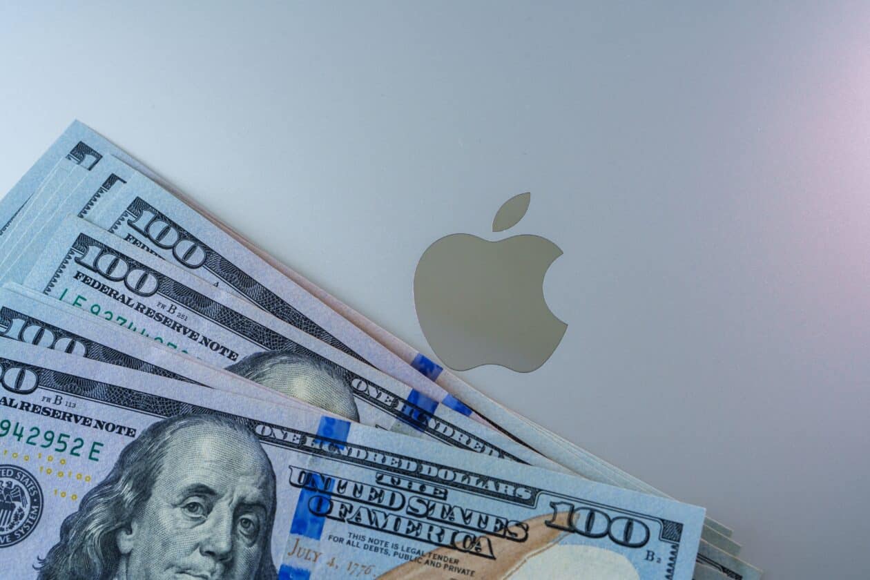 Dinheiro (dólar) ao lado do logo da Apple