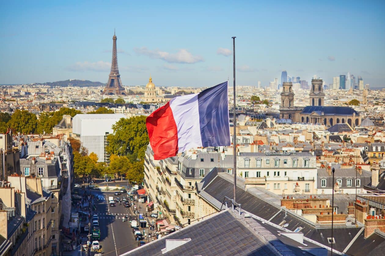 Bandeira da França e paisagem de Paris