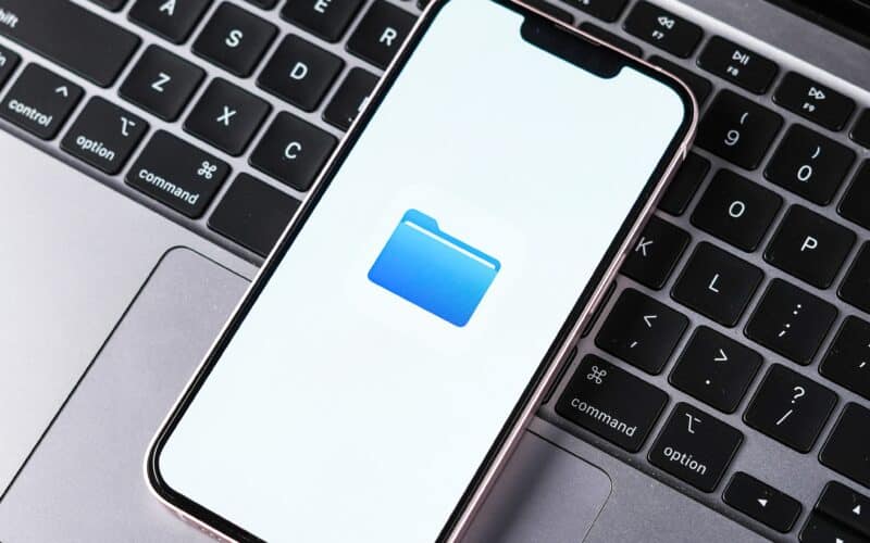 App Arquivos (Files) na tela do telefone, em cima de um Mac