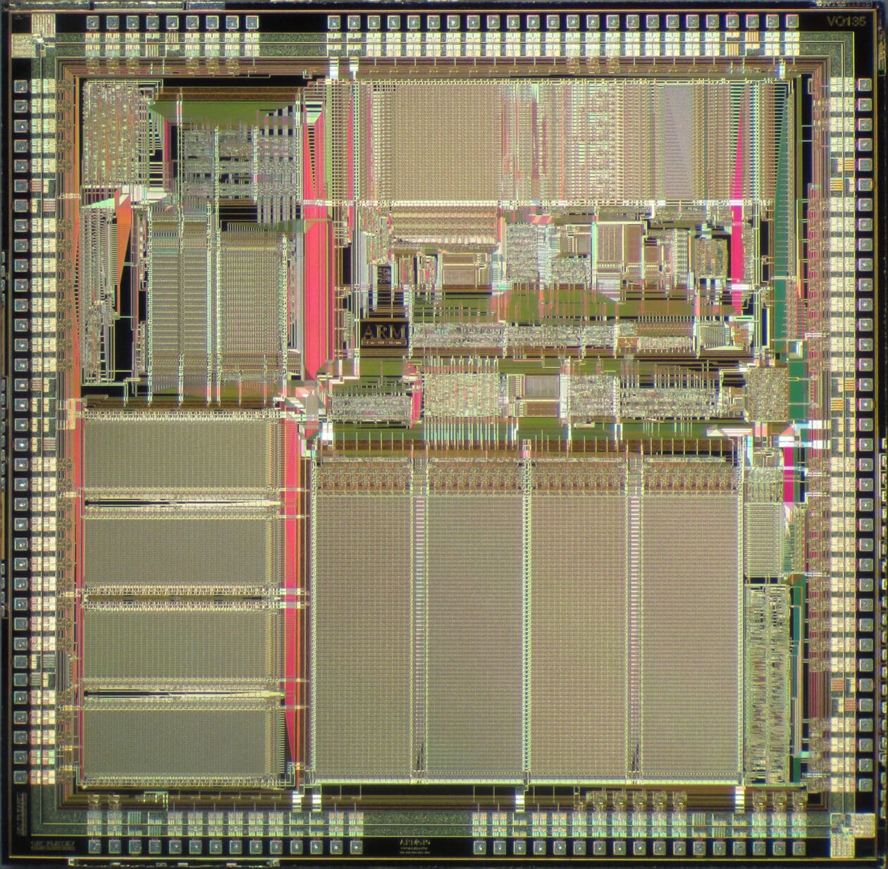 ARM610 chip usado no Apple Newton; um system on chip construído ao redor de um núcleo ARM6