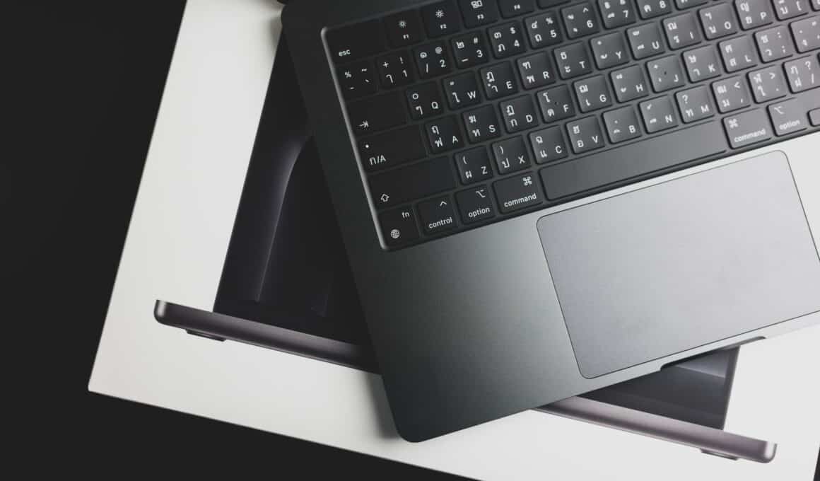 MacBook Pro com o teclado aparente em cima da caixa
