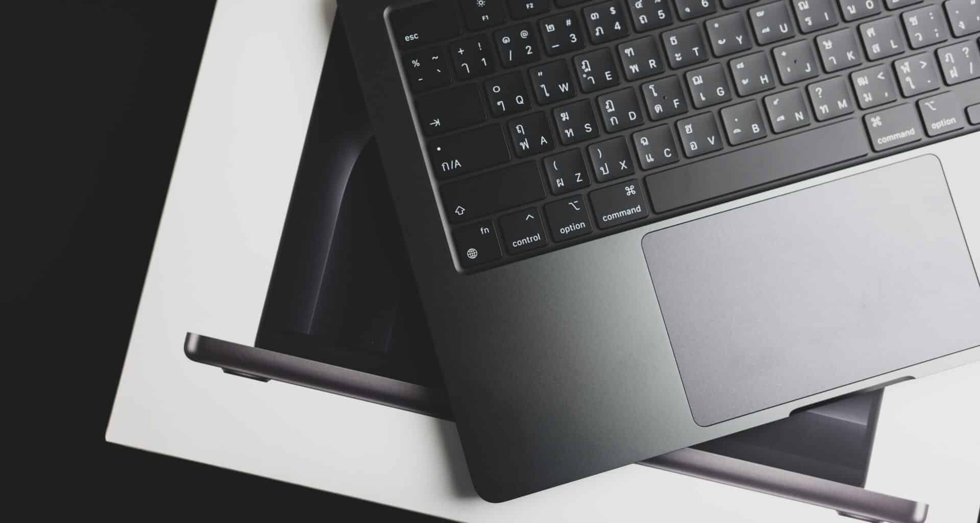 MacBook Pro com o teclado aparente em cima da caixa