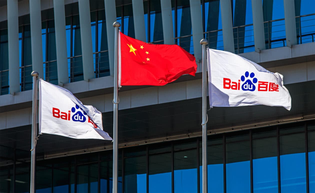 Bandeiras da Baidu e bandeira da China em mastros