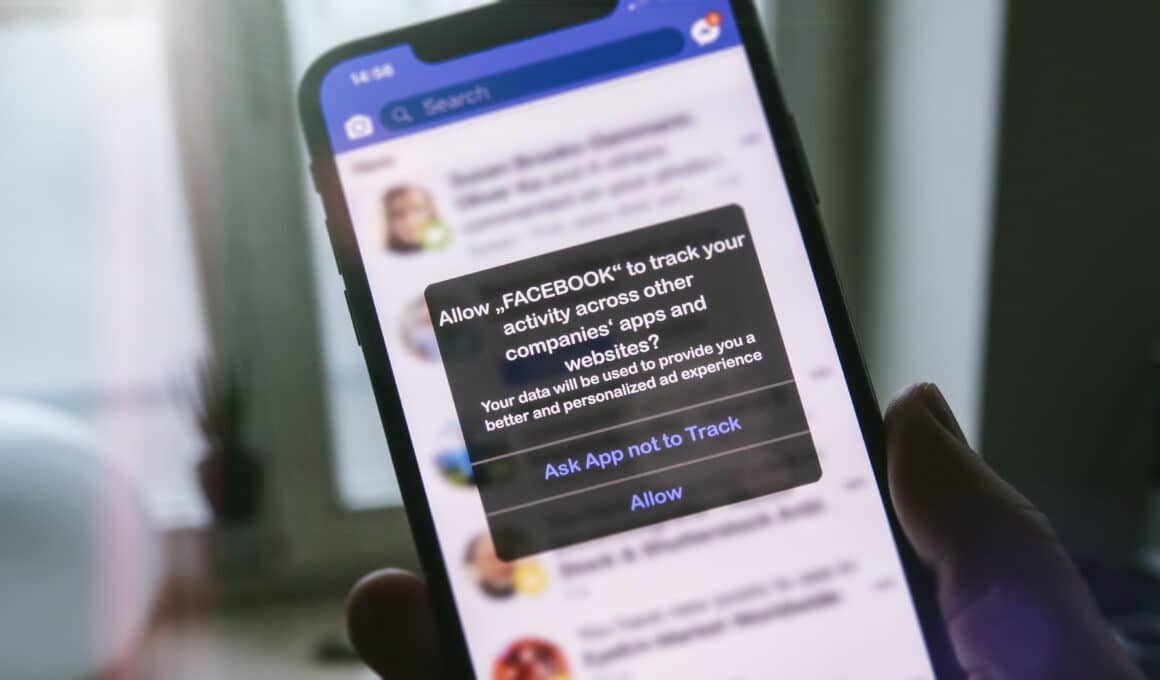 Alerta da Transparência do Rastreamento de Apps (App Tracking Transparency, ou ATT) no iOS
