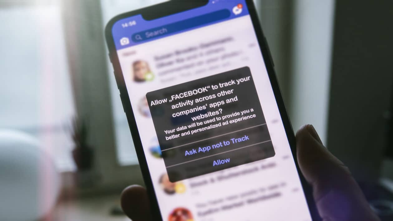 Alerta da Transparência do Rastreamento de Apps (App Tracking Transparency, ou ATT) no iOS