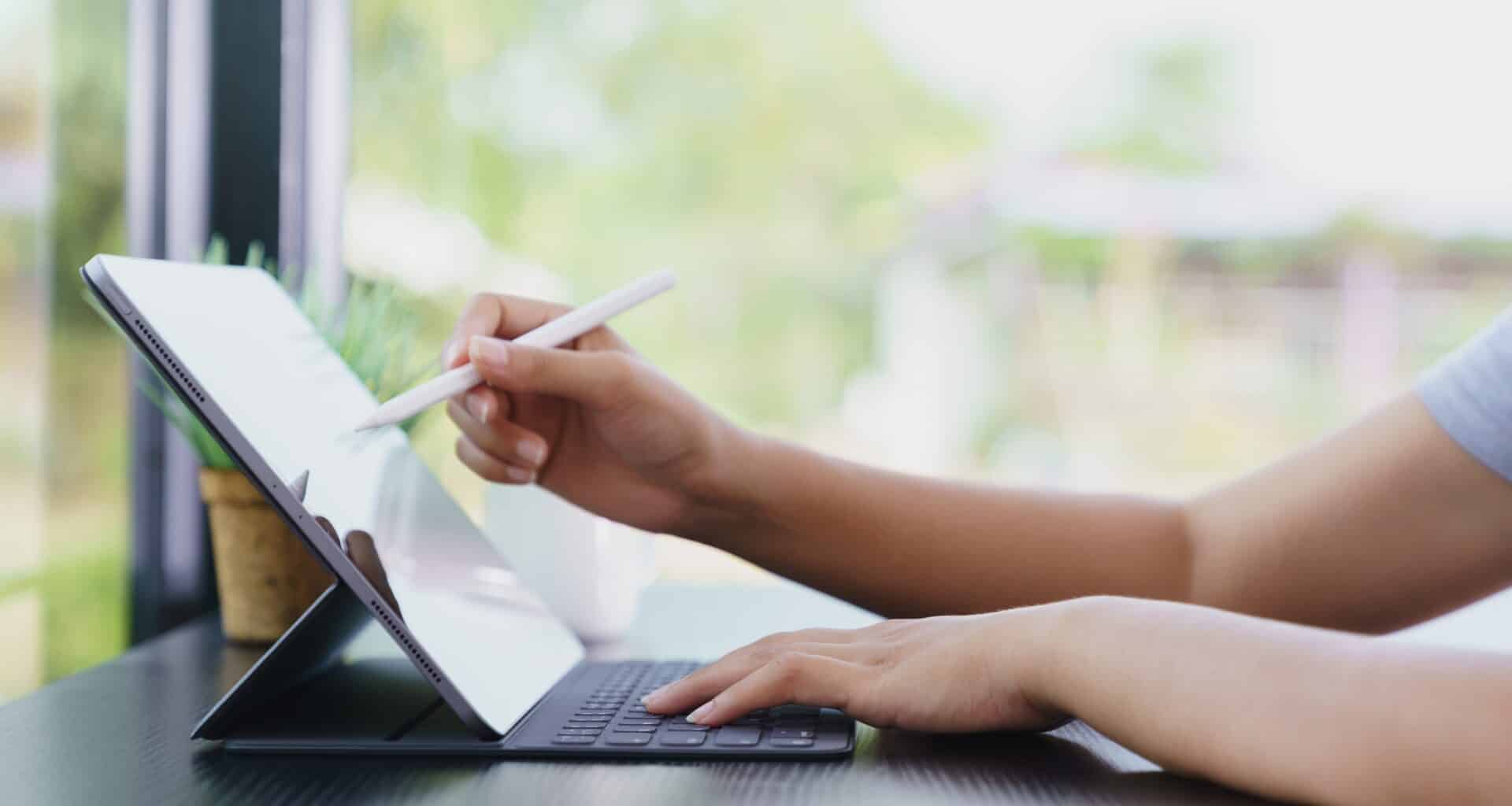 Pessoa trabalhando com Apple Pencil num iPad Pro