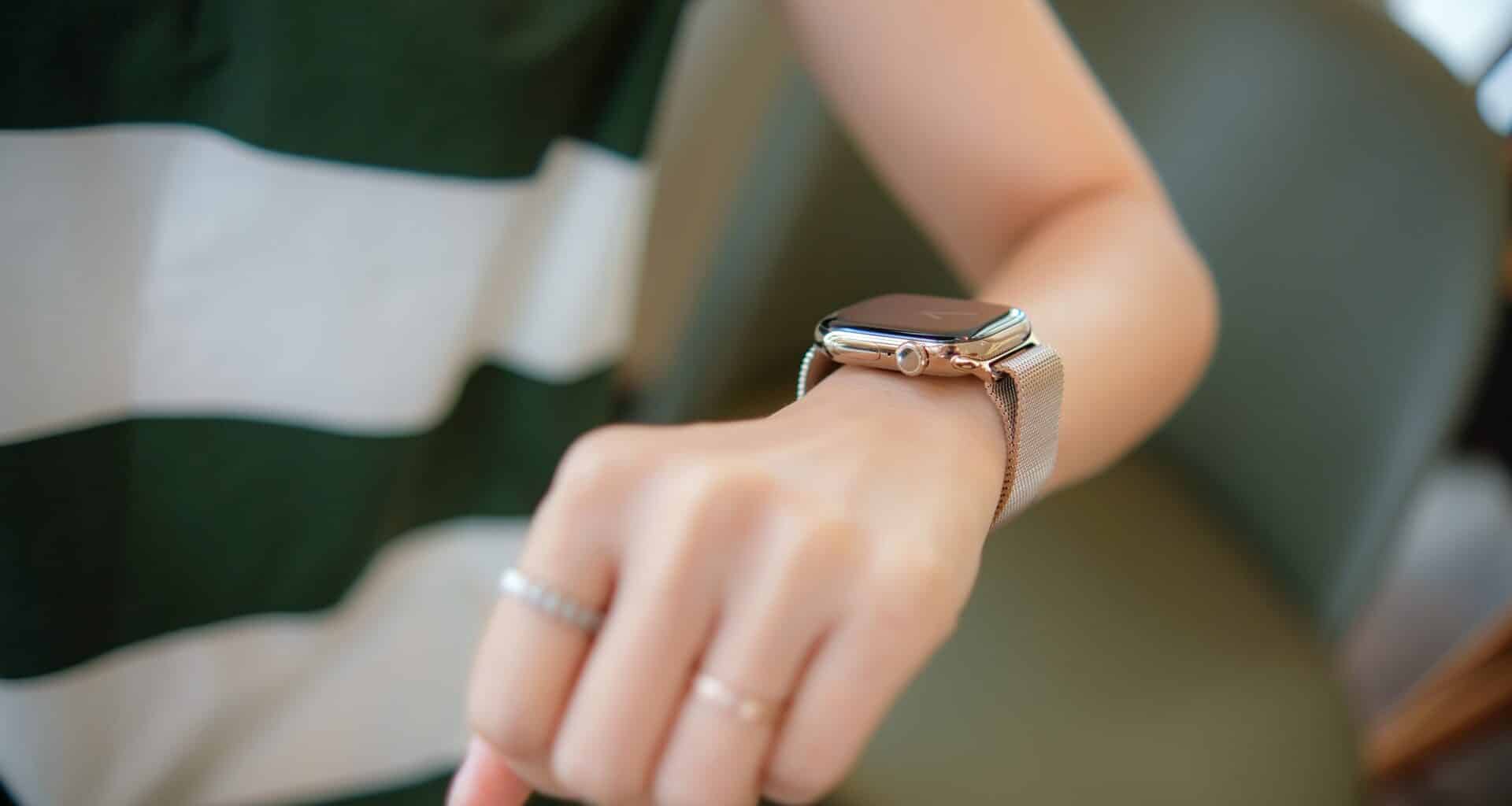 Mulher usando um Apple Watch Series 10