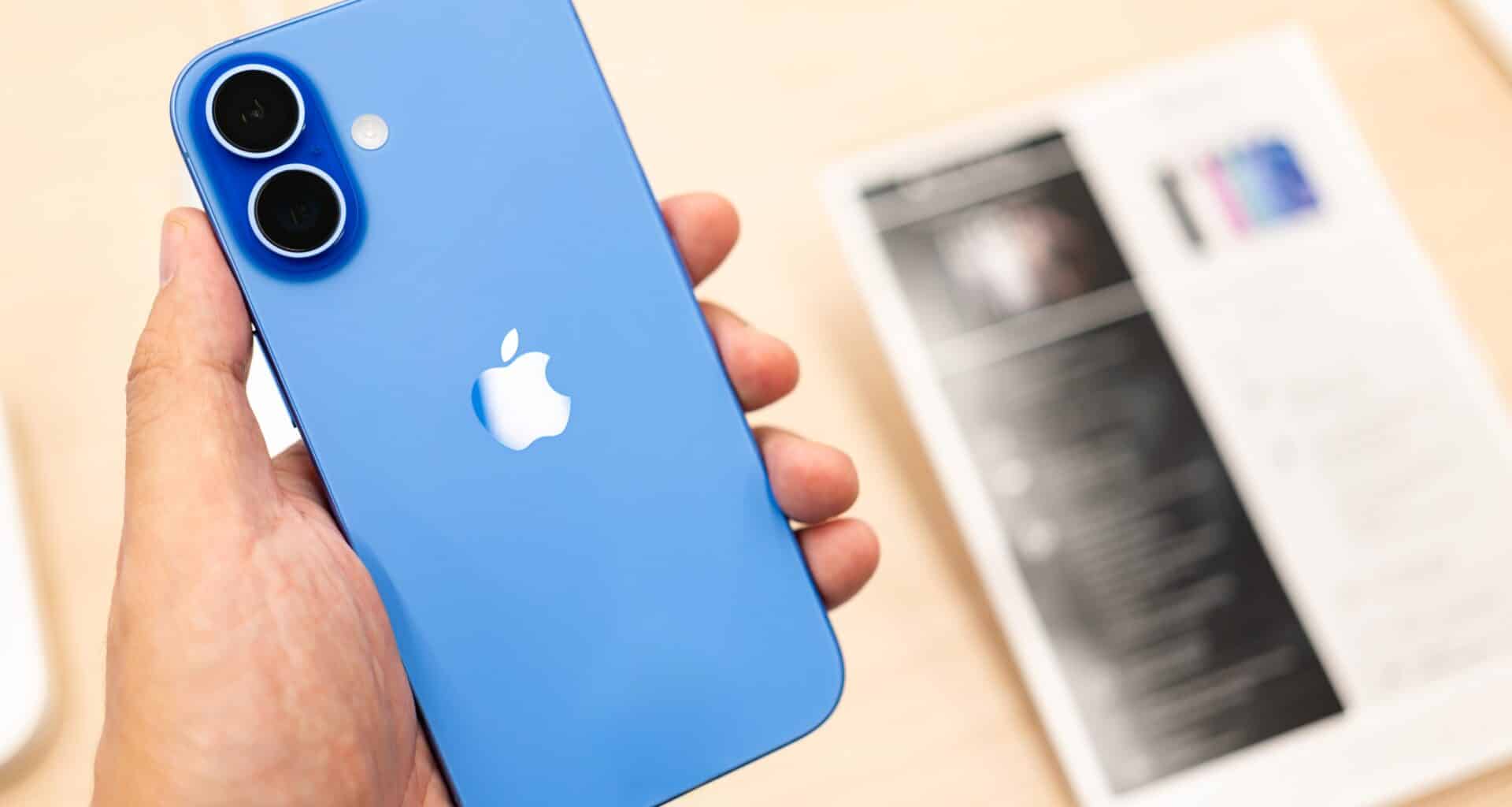 iPhone 16 na cor ultramarino