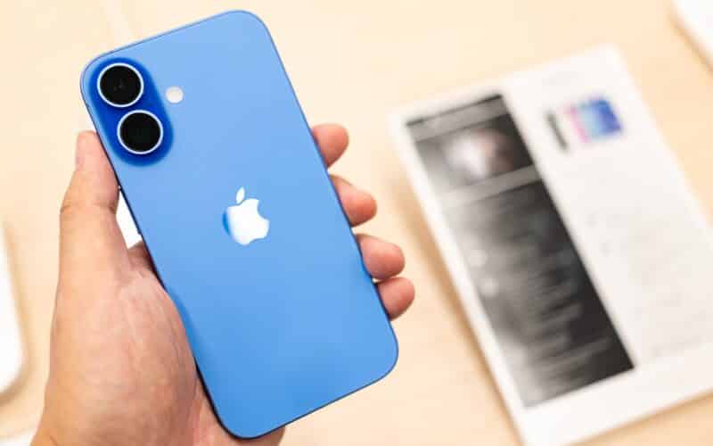 iPhone 16 na cor ultramarino