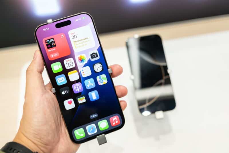 iPhone 16 Pro em demonstração numa Apple Store