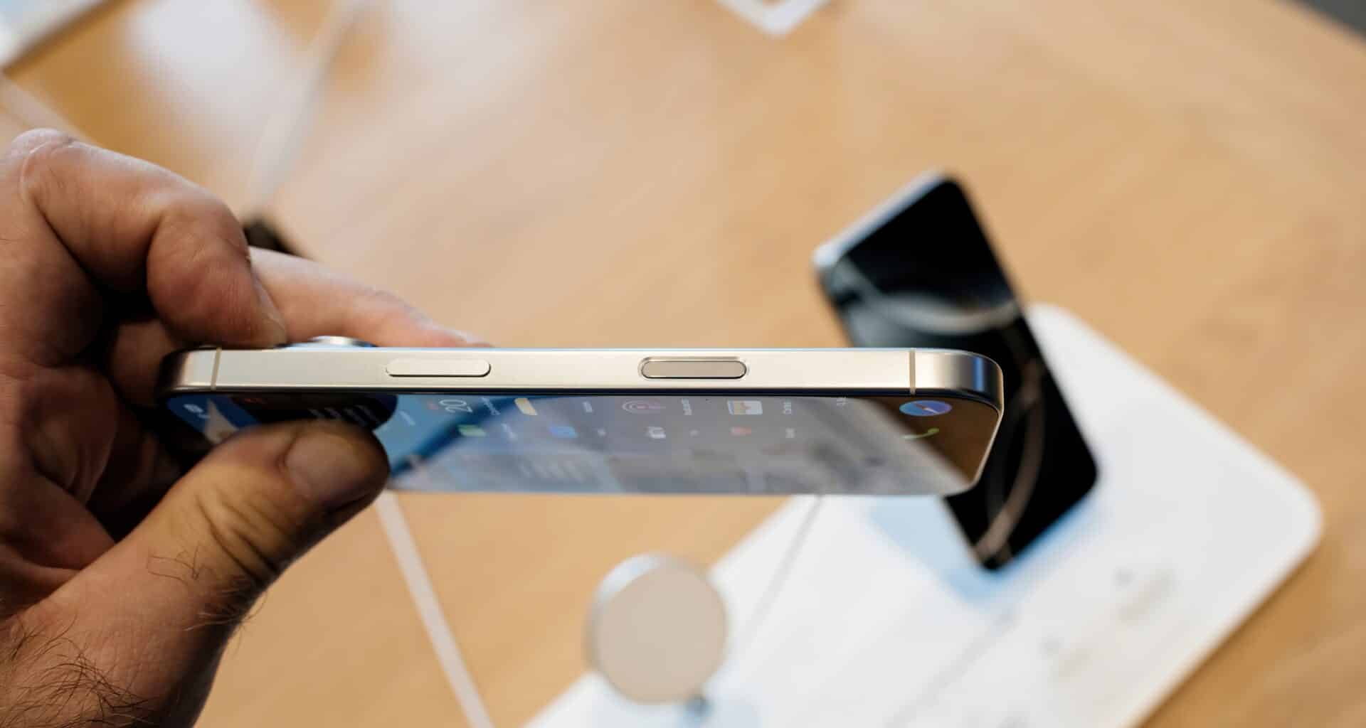Lateral do iPhone 16 Pro com botões de liga/desliga e Controle da Câmera