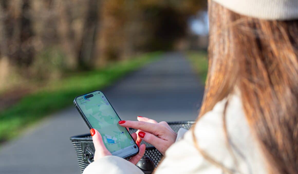 Mulher usando o app Mapas da Apple