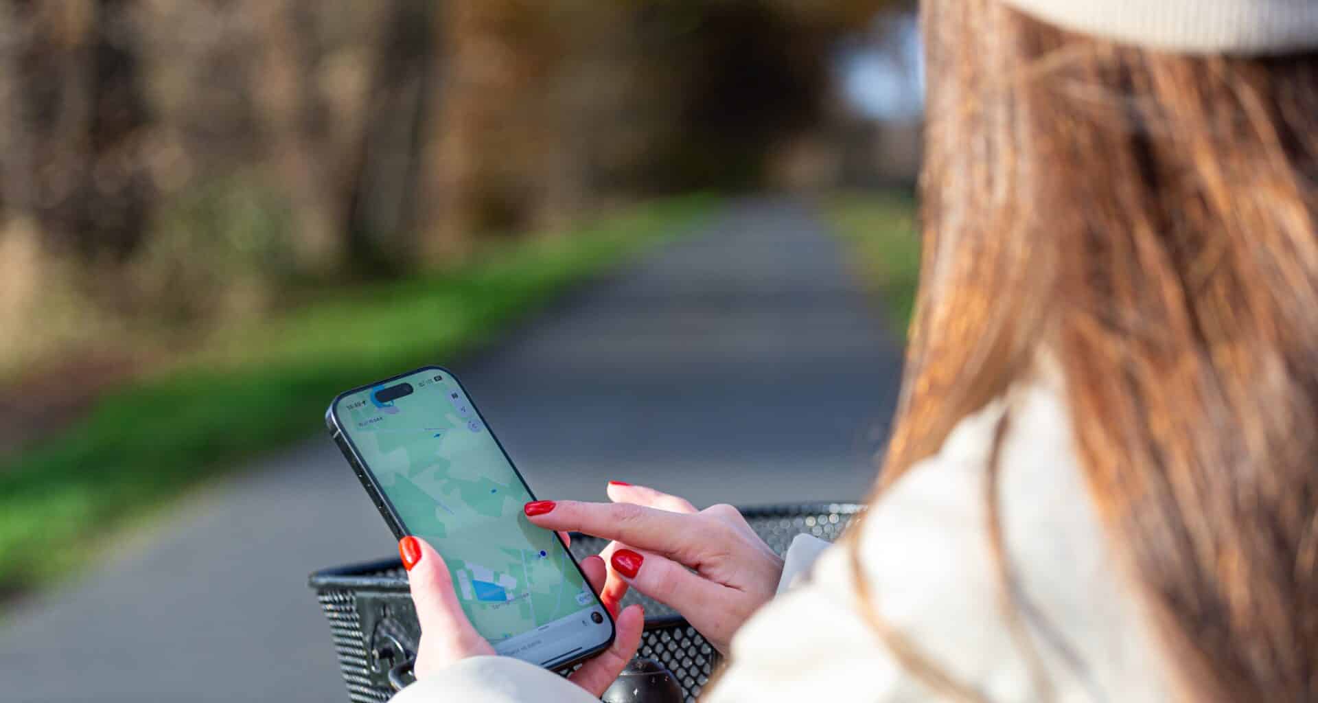 Mulher usando o app Mapas da Apple