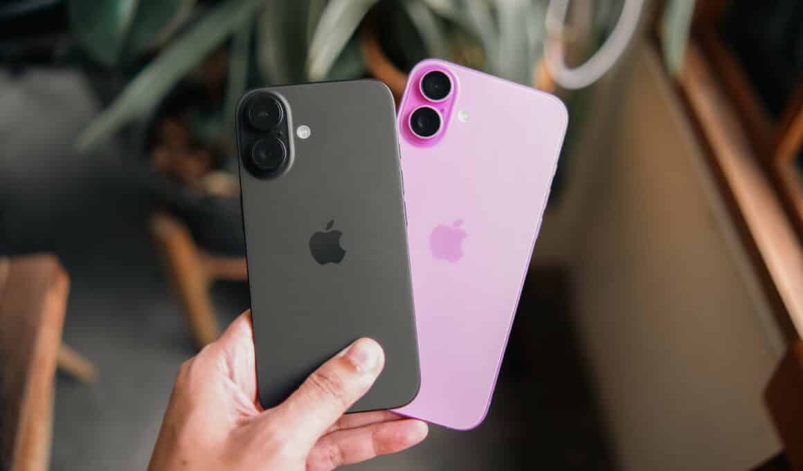 Mão segurando dois iPhones 16
