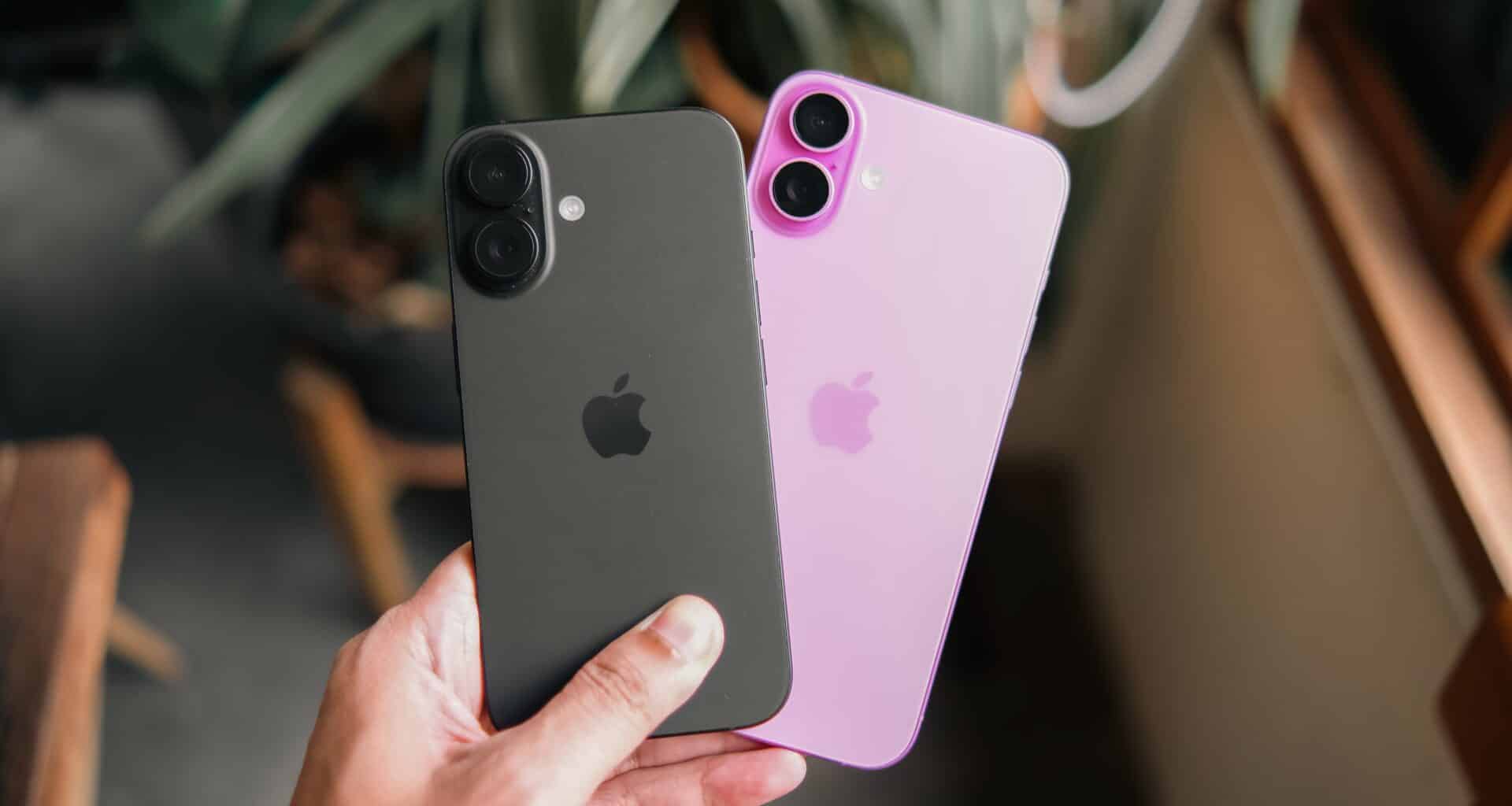 Mão segurando dois iPhones 16